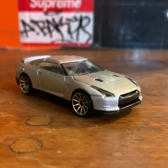 HOT WHEELS-Silver ‘2009 NISSAN GT-R’ Diecast Toy Car - Picture 2 of 7
